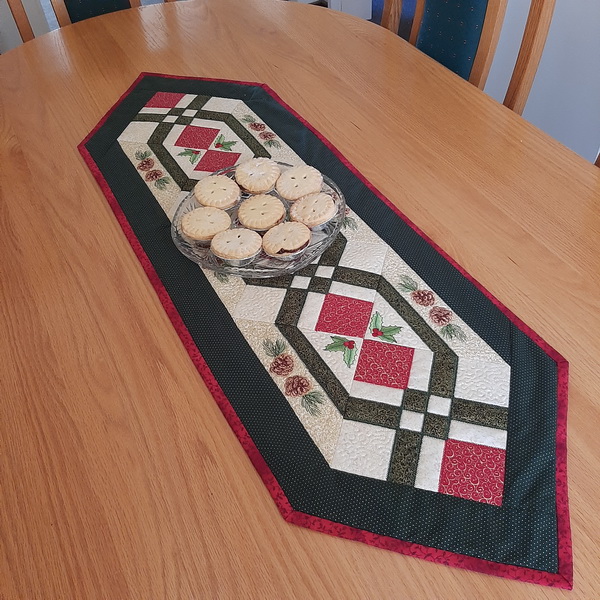 IHQ Pinecone Christmas Table Runner-3