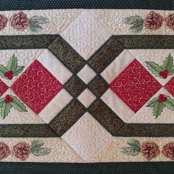 IHQ Pinecone Christmas Table Runner-5