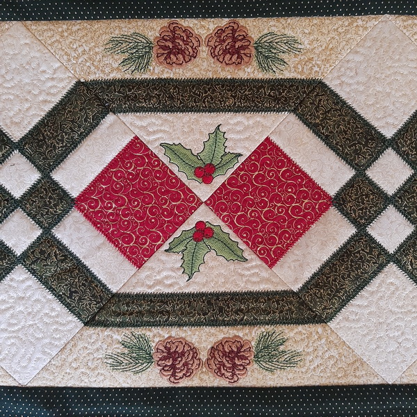 IHQ Pinecone Christmas Table Runner-6