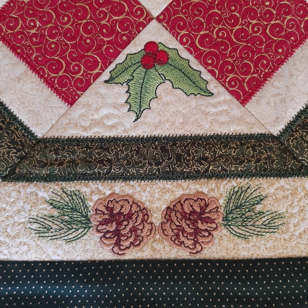 IHQ Pinecone Christmas Table Runner-7