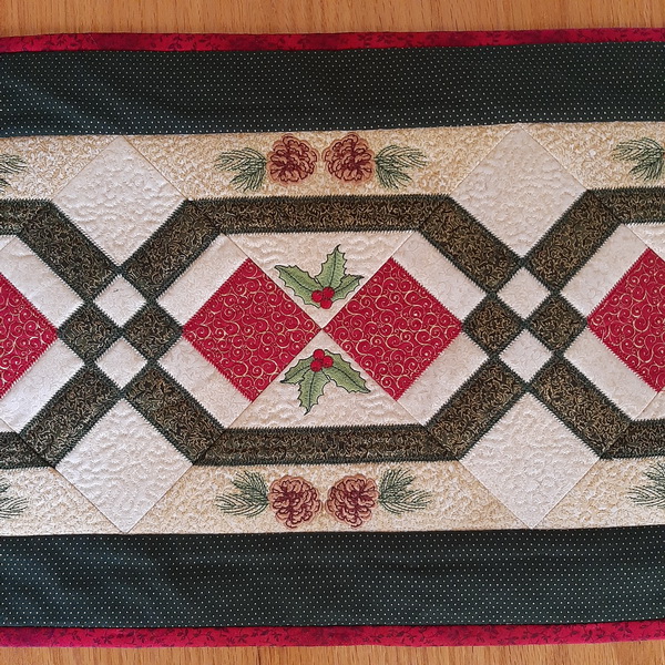 IHQ Pinecone Christmas Table Runner-8