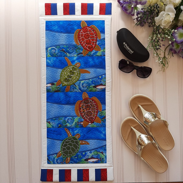 IHQ Turtle Hanger or table runner, machine quilting