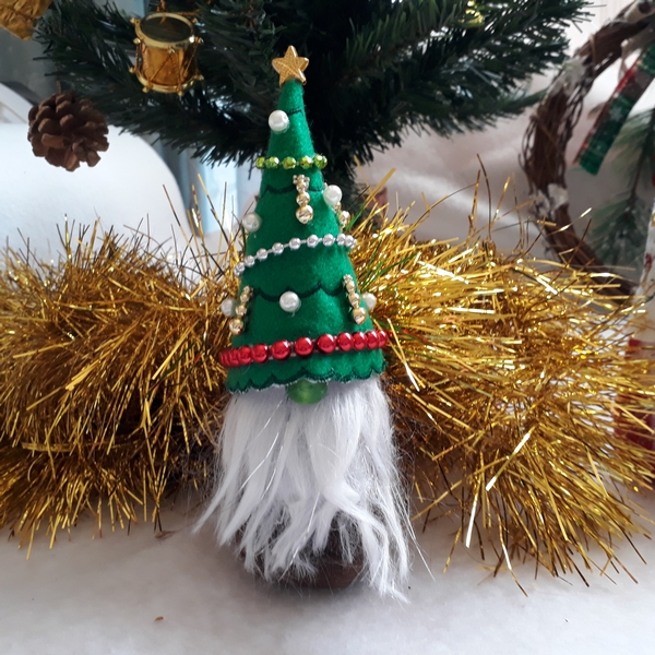 6 Gnomes of Christmas-4