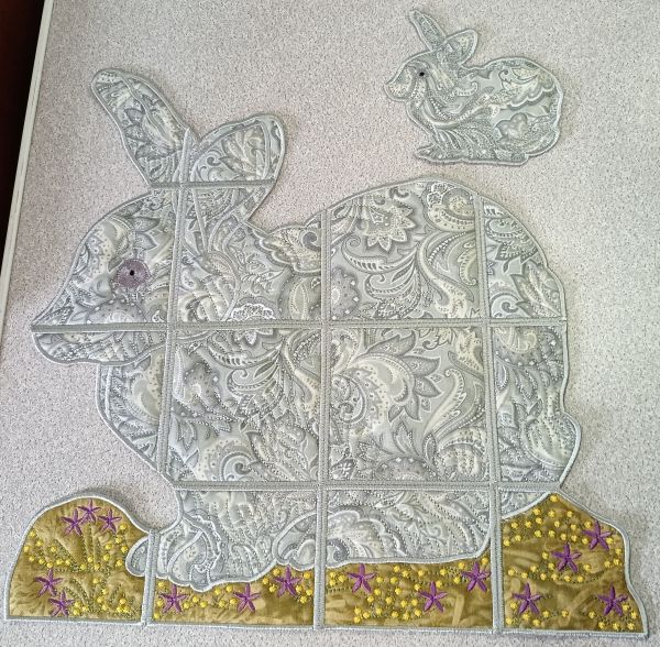 ITH Cuddly Bunny Doily-3