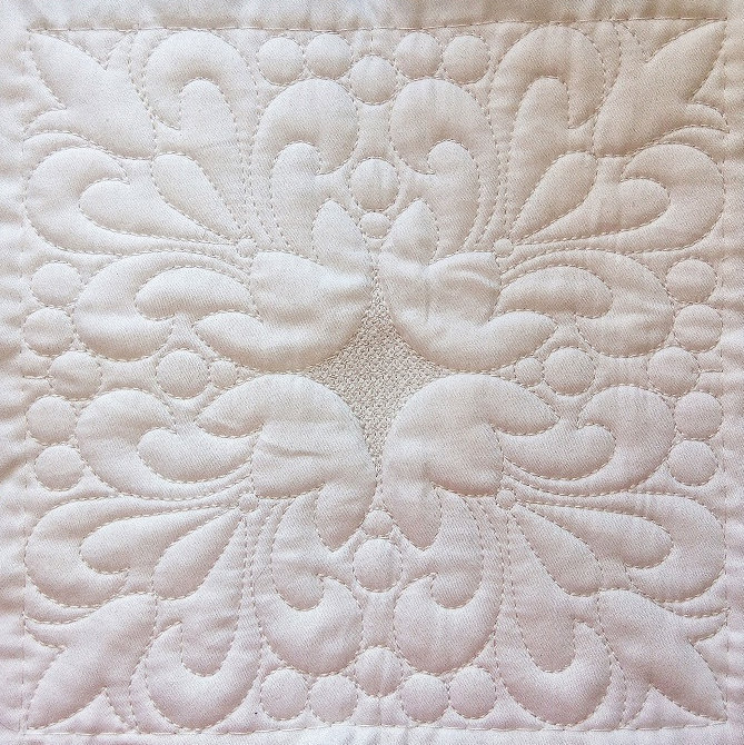 Tomin, trapunto quilt block