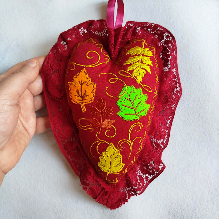 ITH Autumn Leaves Lacy Heart